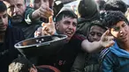 Warga Palestina yang mengungsi berebut untuk makanan di Khan Younis, selatan Jalur Gaza pada Jumat 6 Maret 2026. Krisis pangan di Gaza kembali mencapai titik kritis. Situasi ini imbas eskalasi konflik regional yang memicu penutupan seluruh pintu perlintasan perbatasan ke Gaza oleh Israel. (Bashar Taleb/AFP)