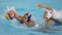 Pemain polo air putri Indonesia, Sarah Manzilina, berebut bola dengan pemain polo air Jepang, Yumi Arima, pada laga Asian Games di Aquatic Center, GBK, Jakarta, Kamis (16/8/2018). Jepang menang 15–4 atas Indonesia. (Bola.com/Vitalis Yogi Trisna)