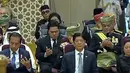Jokowi mengenakan alas kaki sepatu pantofel hitam. Ia pun ditemani Menteri BUMN, Erick Thohir.[Youtube/@RTBgo]