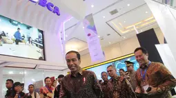 Presiden Joko Widodo saat mengunjungi stand pameran Indonesia Business and Development Expo (IBD Expo) di JCC, Jakarta, Rabu (20/9). Pameran tersebut  membahas perkembangan ekonomi indonesia di era digital. (Liputan6.com/Angga Yunair)