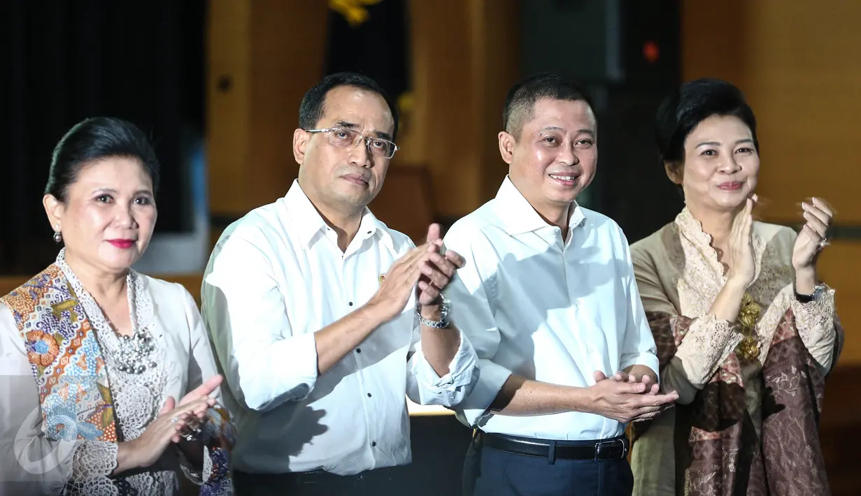 Menhub Budi Karya Sumadi dan Mantan Menhub Ignasius Jonan didampingi istri masing-masing dalam acara sertijab di Gedung Kemenhub, Jakarta, Kamis (28/7). Budi Karya resmi menjadi Menhub menggantikan Ignasius Jonan. (Liputan6.com/Faizal Fanani)