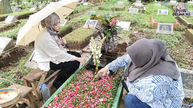 8 Potret Putri Delina Ziarah Makam Ibunda, Kunjungi Bintang Adik Sambungnya
