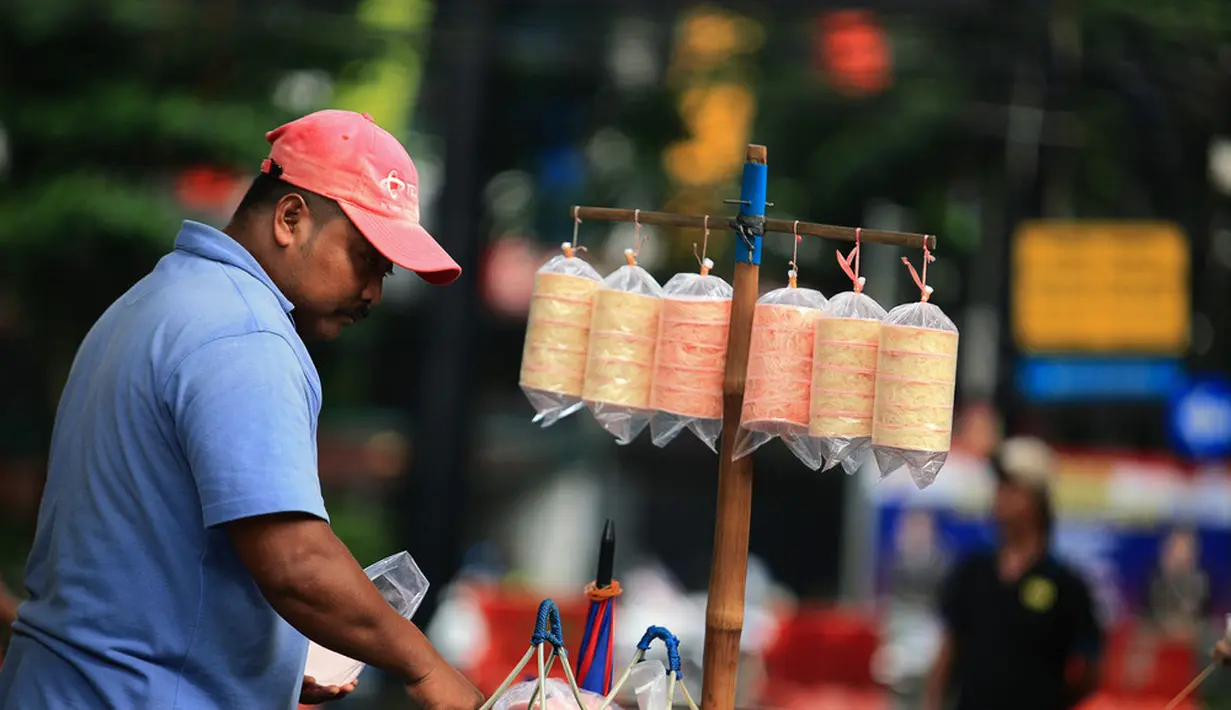 Rasanya yang manis dan warnanya menarik membuat Rambut Nenek selalu diminati. Disajikan dengan kerupuk tangkapnya yang manis dan gurih. (Fendi Anggoro / Shutterstock.com)