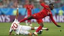 Gelandang Tunisia, Ghaylen Chaaleli, dijatuhkan gelandang Panama, Jose Rodriguez, pada laga grup G Piala Dunia di Mordovia Arena, Saransk, Kamis (28/6/2018). Tunisia menang 2-1 Panama. (AP/Darko Bandic)