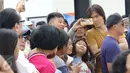 Once berpose bersama penggemarnya saat syuting video klip untuk Ahok di RPTRA Kalijodo, Jakarta, Kamis (5/1). Video klip ini dibuat sebagai bentuk dukungan untuk Ahok dan Djarot. (Liputan6.com/Herman Zakharia)