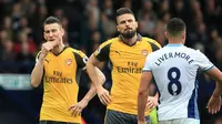 Striker Arsenal Olivier Giroud (tengah) kecewa gagal mencetak gol ke gawang West Bromwich Albion pada laga Premier League di The Hawthorns, Sabtu (18/3/2017). (AFP/Lindsey Parnaby)