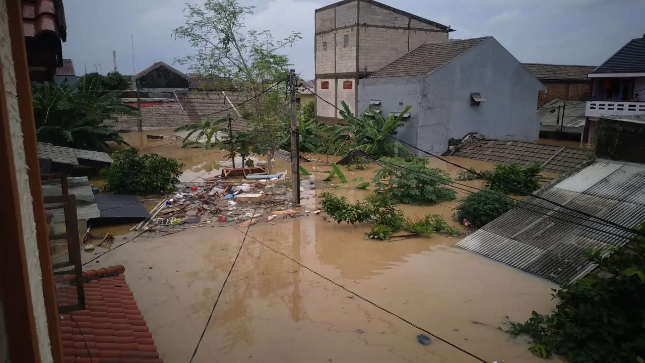 Banjir Merendam Kawasan Pondok Sani, Pejuang, Kecamatan Medan Satria, Bekasi Barat, Rabu (1/1/2020)