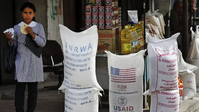Karung bantuan kemanusiaan dari UNRWA PBB dan USAID Amerika Serikat di Jalur Gaza. Presiden Donald Trump memutuskan untuk menyetop seluruh sumbangan AS untuk UNRWA tahun ini (File AP PHOTO)