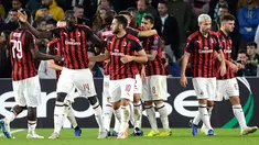 Penyerang AC Milan, Suso (ketiga kiri) berselebrasi bersama rekannya usai mencetak gol ke gawang Real Betis di menit  62 selama grup F Liga Europa di stadion Benito Villamarin, Sevilla (8/11). Milan menahan imbang Betis 1-1. (AFP Photo/Cristina Quicler)