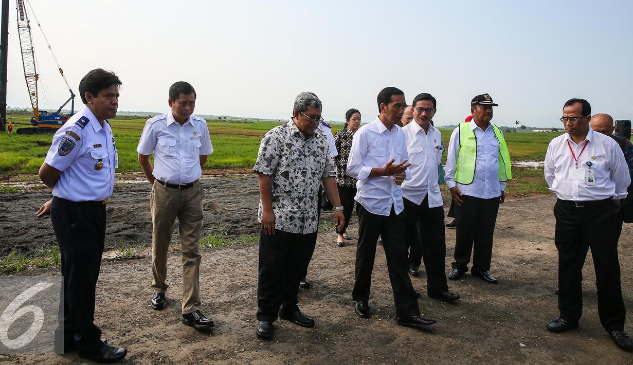 Presiden Joko Widodo dengan sejumlah menteri kabinet meninjau Bandara Internasional Kertajati di Majalengka, Jawa Barat, Kamis (14/1). Bandara ini memiliki desain panjang runway 3.000 meter dan lebar 60 meter. (Liputan6.com/Faizal Fanani)