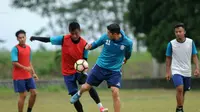 Syaiful Indra dan esteban Vizcarra gabung latihan Arema menjelang laga kontra Bali United. (Bola.com/Iwan Setiawan)