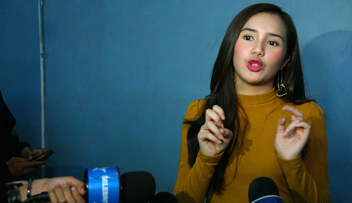 "Iya sih lebih seru ketemu teman-teman tapi cuma kan pilihannya itu, ya bersyukur aja tetep homeschooling. Dibawa positif aja sih jadi aku bisa syuting juga, pendidikan juga. Kalau sekolah ya sekolah aja," pungkasnya. (Nurwahyunan/Bintang.com)