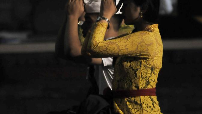 Umat Hindu berdoa saat sembahyang malam (Tilem Kesanga) menjelang Nyepi Tahun Baru Saka 1941 di Pura Aditya Jaya, Jakarta, Rabu (6/3). Sembahyang Tilem Kesanga merupakan salah satu rangkaian ibadah umat Hindu menjelang Nyepi. (merdeka.com/Iqbal S Nugroho)