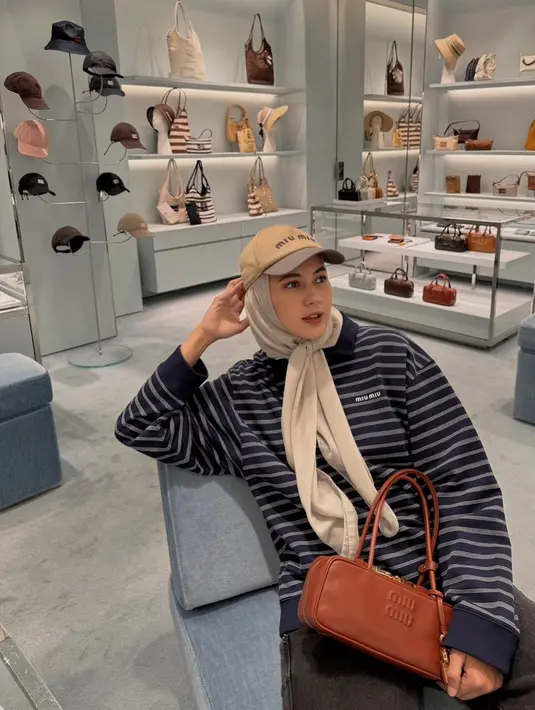 Ibu dua anak itu tampil dengan boyish khas anak skena berbalut busana dari Miu Miu [@paula_verhoeven]