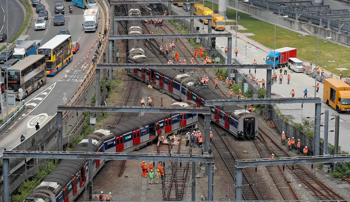 Regu penyelamat berada di lokasi tergelincirnya kereta metro atau Mass Transit Railway (MTR) di Stasiun Hung Hom, Hong Kong, Selasa (17/9/2019). Beberapa penumpang dilaporkan mengalami luka-luka dalam insiden yang penyebabnya masih dalam penyelidikan tersebut . (AP Photo/Kin Cheung)