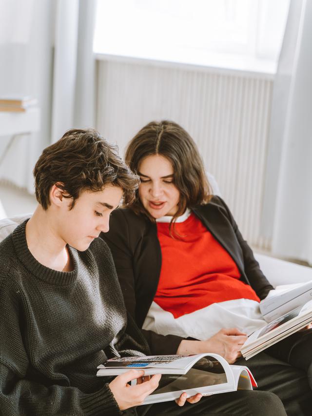 Ilustrasi ibu dan anak laki-laki berdiskusi