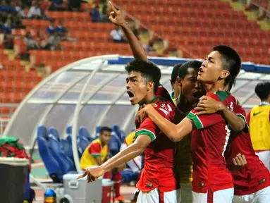 Para pemain Timnas Indonesia U-16 merayakan gol Amanar Abdillah saat melawan Thailand U-16 pada laga grup G Piala AFC U-16 di Stadion Rajamangala, Bangkok, Senin (18/9/2017). Timnas Indonesia U-16 menang 1-0. (Bola.com/PSSI)