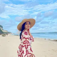 Titi Kamal di pantai (Instagram/titi_kamall)