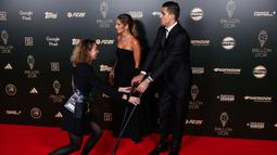 Pemain Manchester City, Rodri menggunakan tongkat bantu saat menghadiri penghargaan Ballon d'Or 2024 pada acara yang berlangsung di Theatre du Chatelet, Paris, Selasa (29/10/2024) dini hari WIB. (AFP/Franck Fife)