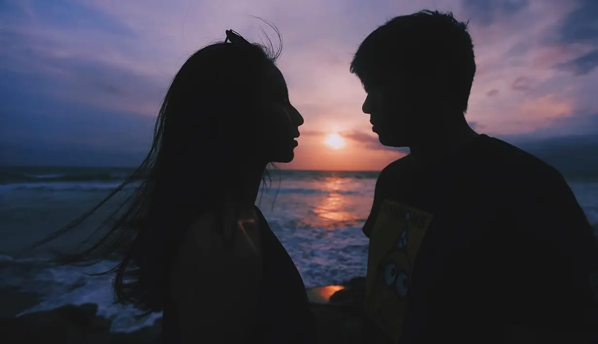 Tak hanya di luar negeri, pasangan ini juga menikmati matahari terbenam di Pulau Dewata, Bali. Banyak warganet yang mendukung pasangan ini untuk segera naik pelaminan. (Liputan6.com/IG/jojosuherman)