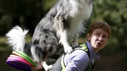 Seorang pemilik dan anjingnya saat kompetisi frisbee anjing di Moskow, Minggu (13/9). Anjing dan pemiliknya ambil bagian dalam berbagai kategori jarak dan tes akurasi pada kompetisi untuk menilai keterampilan frisbee mereka. (REUTERS/Sergei Karpukhi)