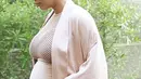Tampilan Kim Kardashian semakin cantik dengan rambutnya yang disanggul sederhana dan seperti biasa ia memakai kacamata hitam. (via dailymail.co.uk)