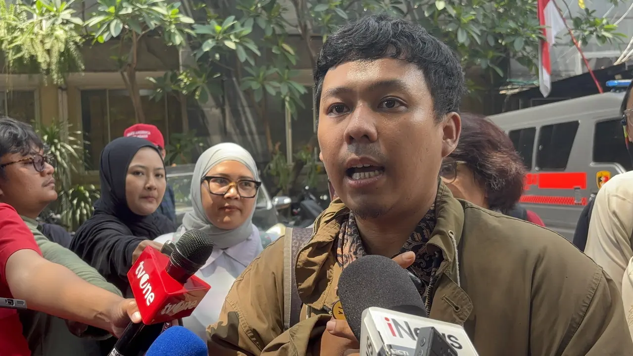 Koordinator KontraS, Dimas Bagus Arya Saputra usai mendampingi pihak keluarga Delpedro Marhaen dan kawan-kawan di Polda Metro Jaya.