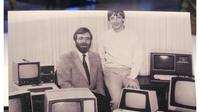 Foto muda Bill Gates dan Paul Allen yang dipajang di Microsoft Visitor Center (Foto: Business Insider Singapore)