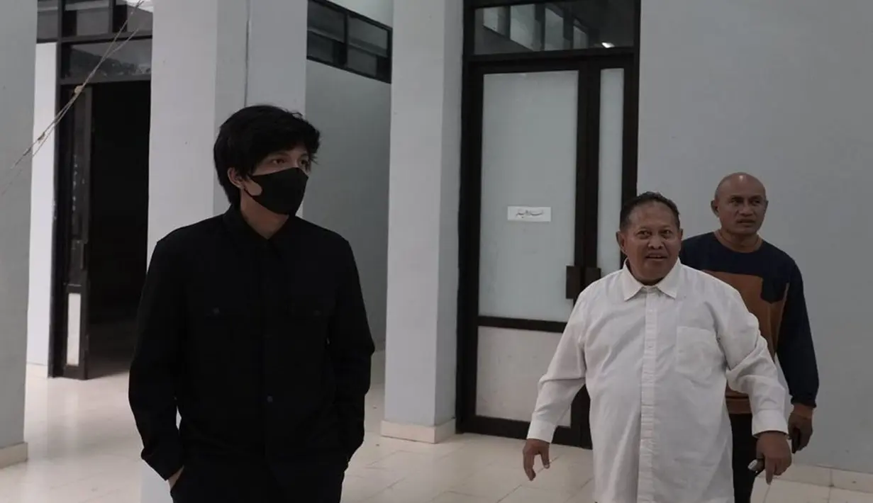 Unggahan Atta Halilintar yang tengah berada di pesantren miliknya ini tentu tak lepas dari sorotan netizen. Tak sedikit pula netizen yang mengaku bangga dengan pencapaian Atta di usia yang masih muda. (Liputan6.com/IG/@attahalilintar)