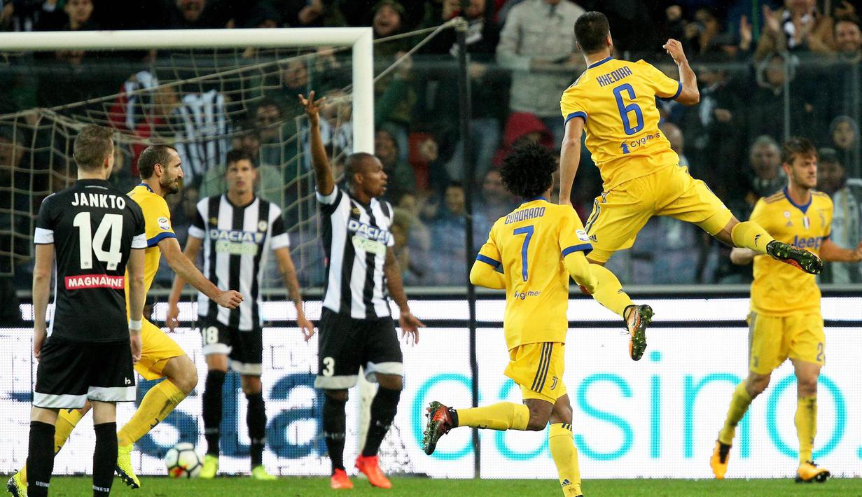 Gelandang Juventus, Sami Khedira, merayakan gol yang dicetaknya ke gawang Udinese pada laga Serie A Italia di Stadion Friuli, Udine, Minggu (22/10/2017). Udinese kalah 2-6 dari Juventus. (AP/Alberto Lancia)