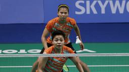 Ganda Indonesia, Greysia Polii / Apriyani Rahayu, beraksi saat melawan ganda Thailand, Chayanit Chaladchalam / Phataimas Muenwong pada final SEA Games 2019 di Muntinlupa Sports Complex, Manila, Senin (9/12). Pasangan Indonesia menang 21-3 dan 21-8. (Bola.com/M Iqbal Ichsan)