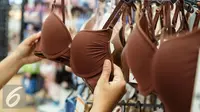 Jika Anda ingin mengikuti hari tanpa bra, maka tips berpakaian ini dapat membantu untuk tetap tampil percaya diri. (iStockphoto)