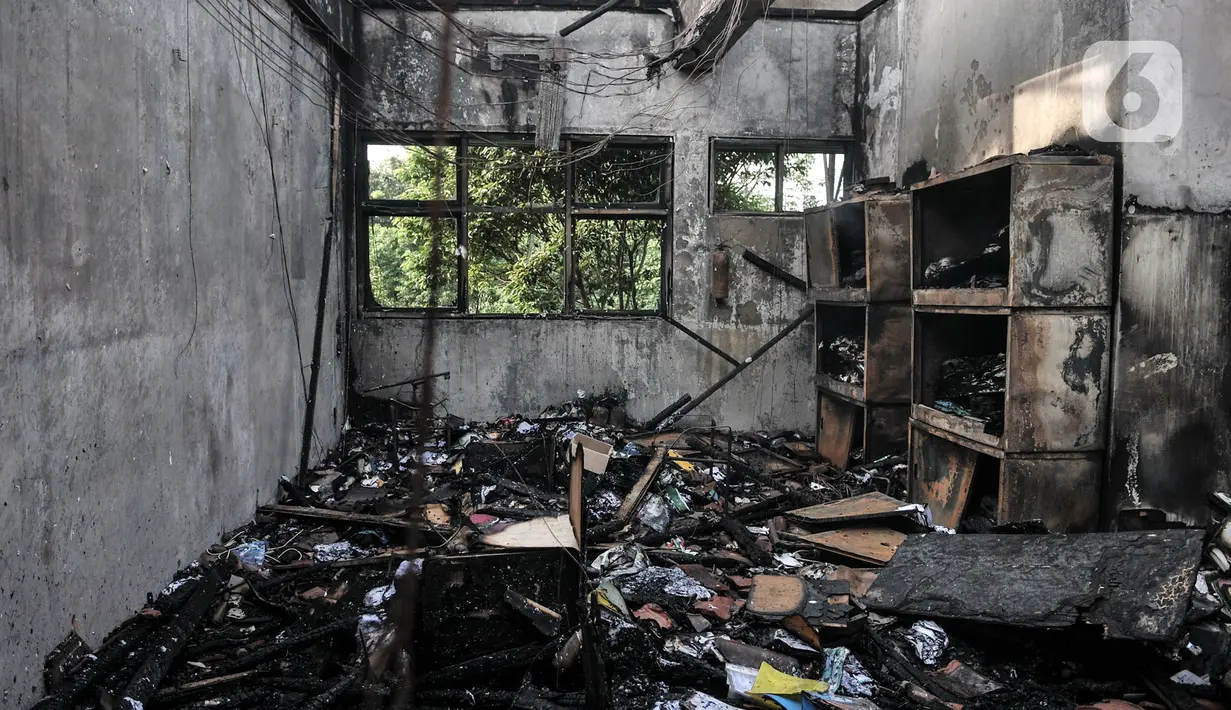 Kondisi salah satu ruangan usai kebakaran melanda SMA Negeri 100 Jakarta, Rabu (1/7/2020). Kebakaran yang terjadi sekitar pukul 11.00 WIB tersebut diduga akibat korsleting listrik di salah satu ruangan lantai 2 sekolah. (merdeka.com/Iqbal S Nugroho)