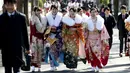 Wanita Jepang berpakaian kimono menghadiri perayaan Coming of Age Day (Hari Kedewasaan Nasional) di sebuah taman hiburan Tokyo, Senin (11/1). Hari Kedewasaan Nasional ini dirayakan para muda-mudi yang menginjak usia 20 tahun. (REUTERS/Yuya Shino)