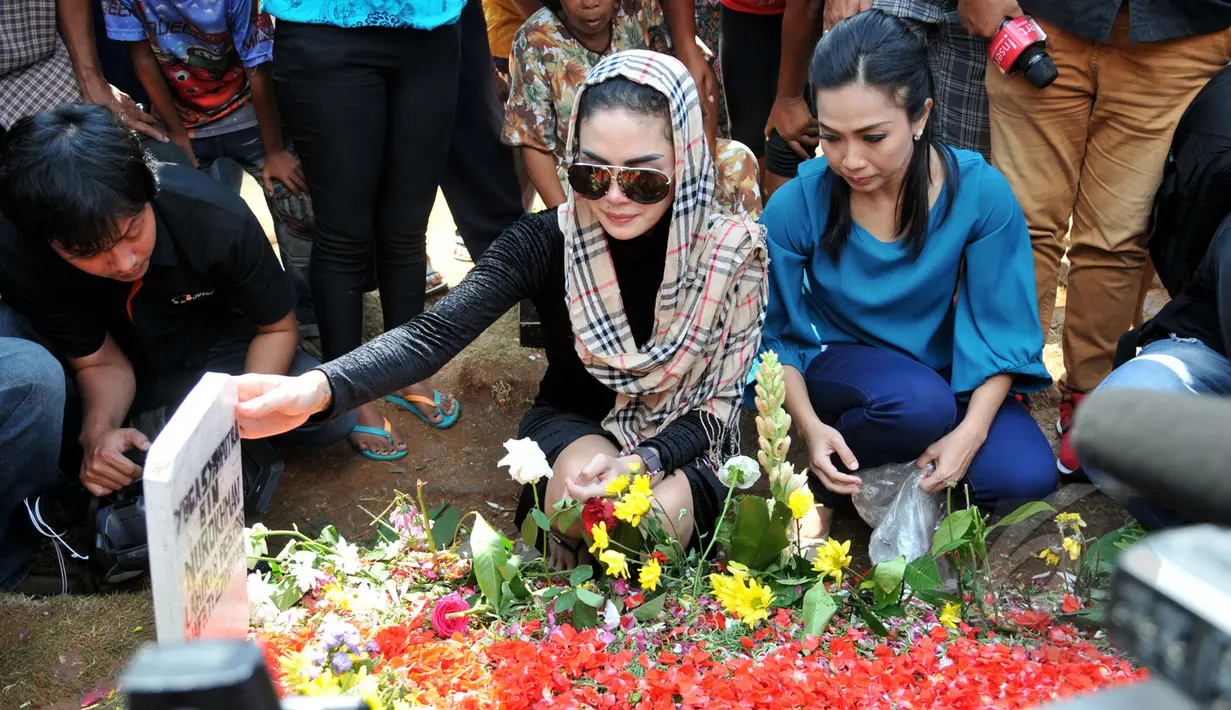 Aktris Nikita Mirzani saat berziarah ke makam Olga Syahputra di TPU Malaka seusai bebas dari Rutan Pondok Bambu pagi tadi, Jakarta, Senin (30/3/2015). (Liputan6.com/Panji Diksana)