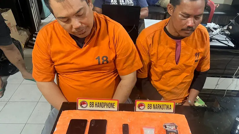 2 personel Polres Indragiri Hilir yang ditangkap edarkan narkoba jenis sabu.