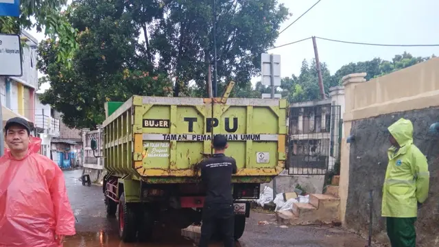 Tembok pembatas di Tempat Pemakaman Umum (TPU) Jeruk Purut, Jalan Benda Bawah, Cilandak Timur roboh.