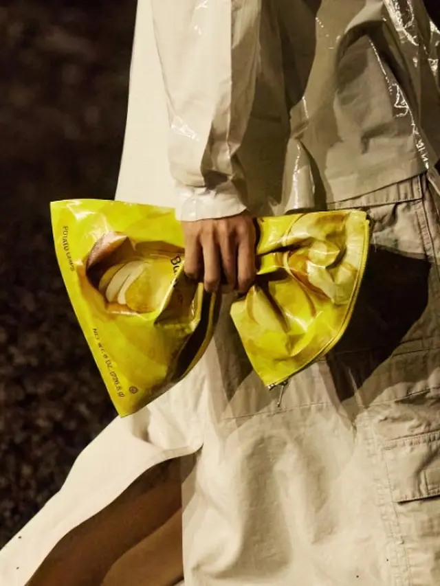 Balenciaga Rilis Tas Berdesain Kantong Keripik Lays Seharga Rp27 Jutaan