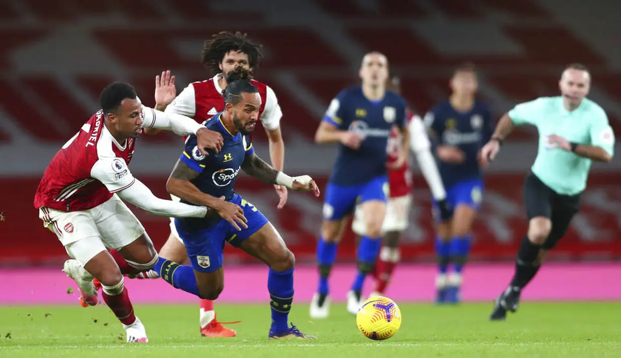 Pemain Arsenal, Gabriel, berusaha menghadang penyerang Southampton, Theo Walcott, pada laga Liga Inggris di Stadion Emirates, Kamis (17/12/2020). Kedua tim bermain imbang 1-1. (Clive Rose/Pool via AP)