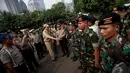 Ahok menyalami prajurit yang ikut dalam apel kesiapan pengamanan pelantikan Presiden, Jakarta, Kamis (16/10/2014) (Liputan6.com/Faizal Fanani)