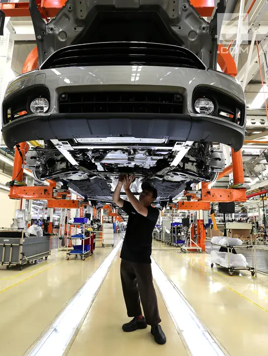 Teknisi merakit mobil MINI Countryman di pabrik perakitan Gaya Motor, Sunter, Jakarta, Kamis (6/9). New Mini Countryman rakitan Indonesia terdiri dari New Mini Cooper Countryman dan New Mini Cooper S Countryman Sports. (Liputan6.com/Fery Pradolo)