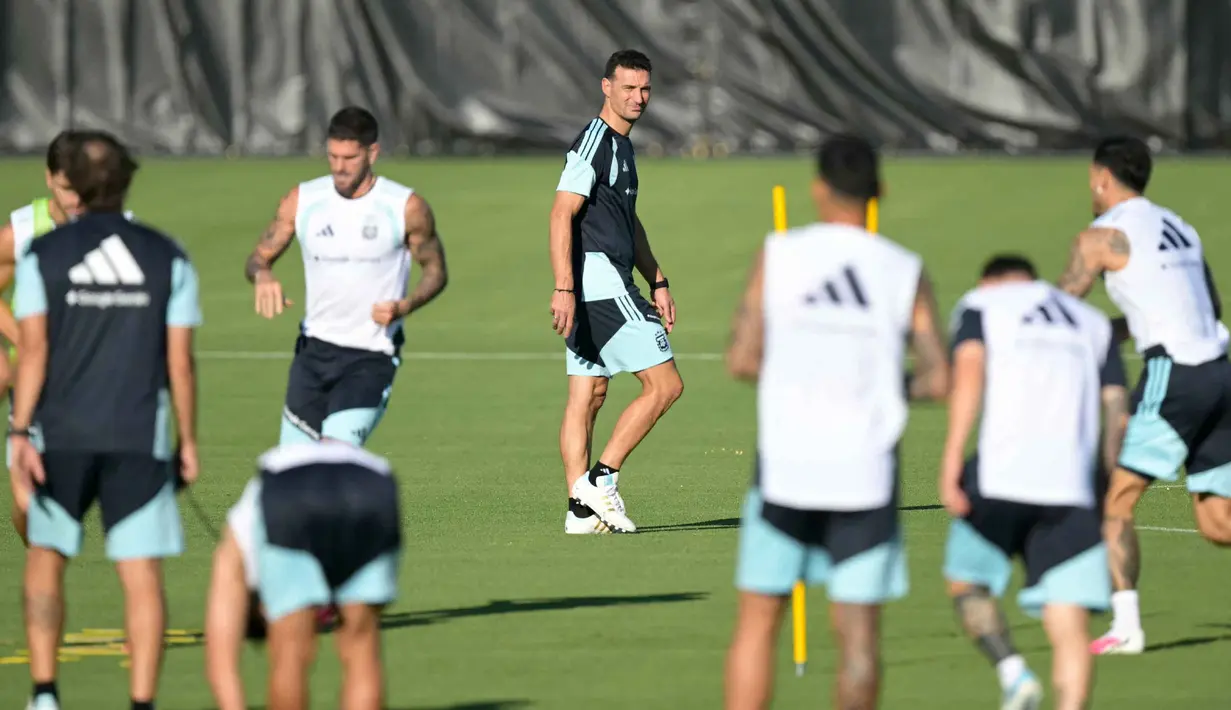 Pelatih kepala Timnas Argentina, Lionel Scaloni (tengah) memberi isyarat saat sesi latihan turnamen sepak bola Piala Dunia 2026 di Sporting KC Training Center, Kansas City pada Kamis 11 Juni 2026. (JUAN MABROMATA/AFP)