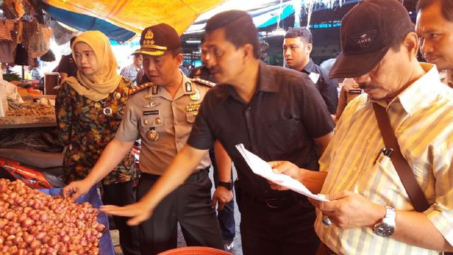 Polisi keluar masuk pasar tradisional cek harga kebutuhan pokok (Liputan6.com/ Eka Hakim)