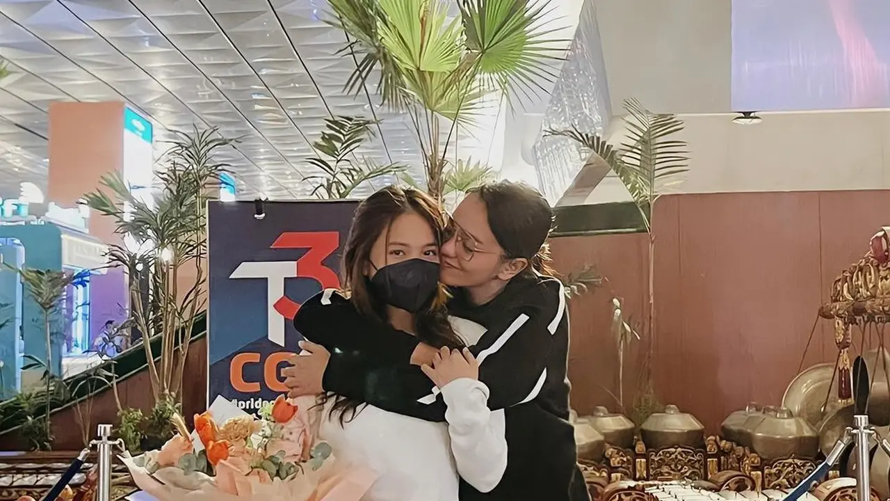 Ririn Ekawati melepas sang putri, Jasmine Abeng, kuliah di luar negeri (Foto: Instagram @ririnekawati)