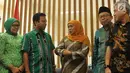 Cagub Jawa Timur Khofifah Indar Parawansa (tiga kanan) berbincang dengan Ketum PPP Romahurmuziy (dua kiri) di Kantor DPP PPP, Jakarta, Senin (9/7). Acara ini dalam rangka silaturahmi. (Merdeka.com/Arie Basuki)
