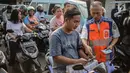 Petugas PT KAI Daop I menggelar sosialisasi tertib berlalu lintas di pintu perlintasan sebidang kawasan Bukit Duri, Jakarta, Selasa (17/9/2019). Sosialisasi dilakukan karena banyaknya kecelakaan akibat ketidakdisiplinan pengendara. (Liputan6.com/Faizal Fanani)