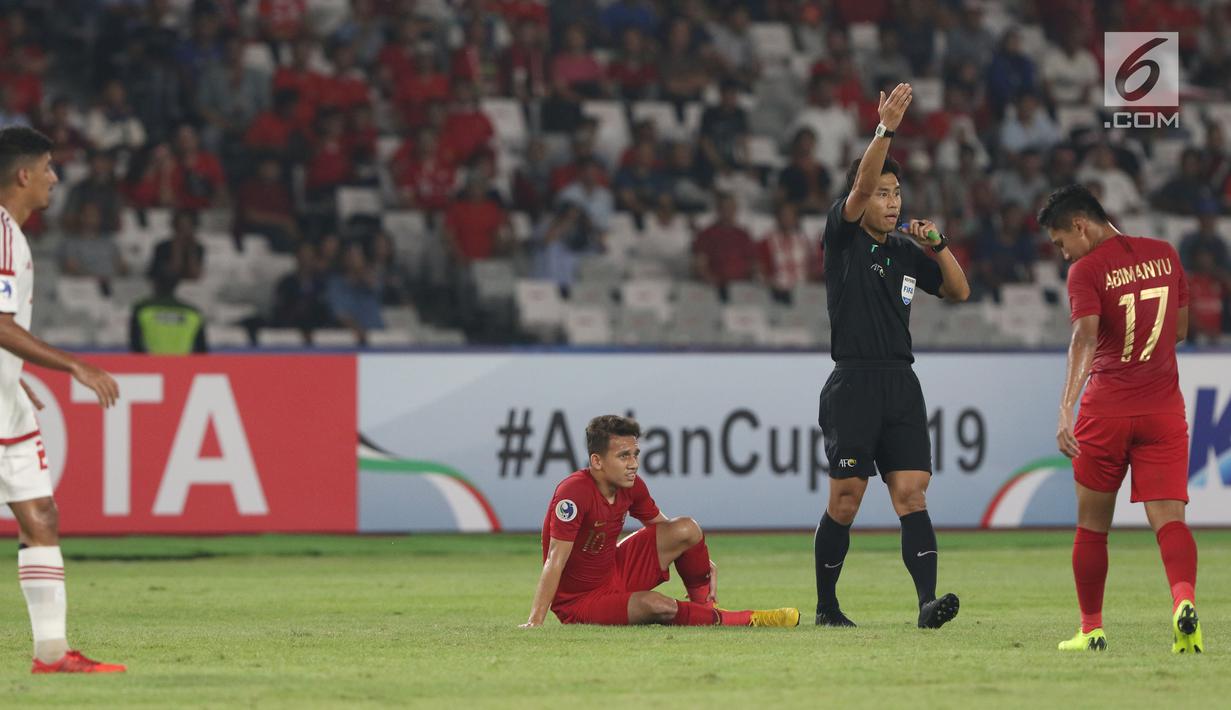 Pemain Timnas Indonesia U-19, Egy Maulana Vikriterduduk menahan sakit saat melawan UEA U-19 pada penyisihan Grup A Piala AFC U-19 2018 di Stadion GBK, Jakarta, Rabu (24/10). Babak pertama, Indonesia unggul 1-0. (Liputan6.com/Helmi Fithriansyah)