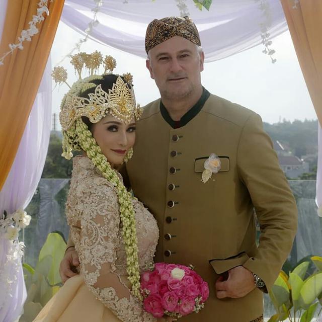 Suami Meninggal Dunia, Ini 6 Potret Kenangan Baby Margaretha dan Christian Bradach