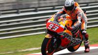 Marc Marquez, pembalap Repsol Honda, saat beraksi pada sesi latihan bebas pertama MotoGP Malaysia 2016 di Sirkuit Sepang, Jumat (28/10/2016). (Crash)