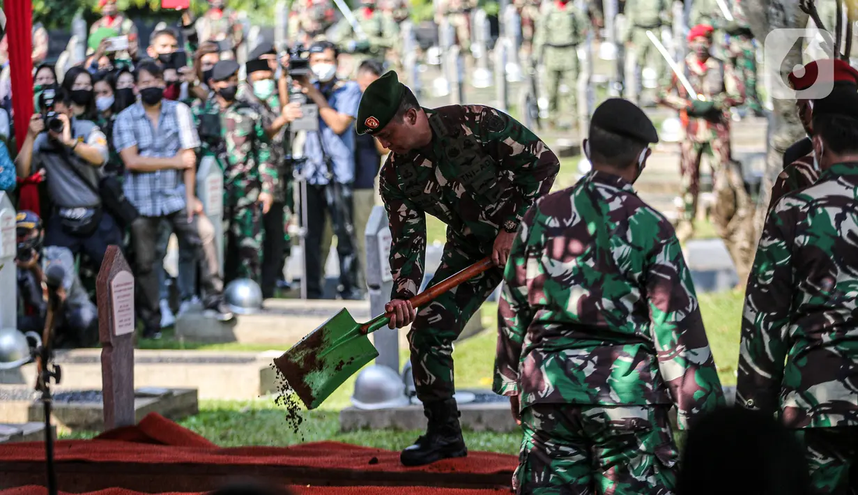 KSAD Jenderal Andika Perkasa menggali makam mantan KSAD Jenderal TNI (Purn) Pramono Edhie Wibowo saat pemakaman di Taman Makam Pahlawan Kalibata, Jakarta, Minggu (14/6/2020). Pemakaman Pramono Edhie Wibowo dilaksanakan secara militer. (Liputan6.com/Faizal Fanani)